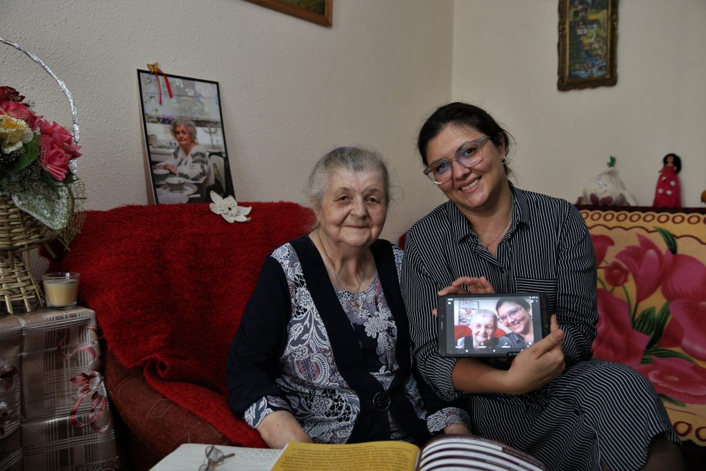 Primul selfie la 84 de ani. Tabletele, leac al singurătății pentru câțiva bătrâni din București: „E păcat să plec dincolo fără să învăț”