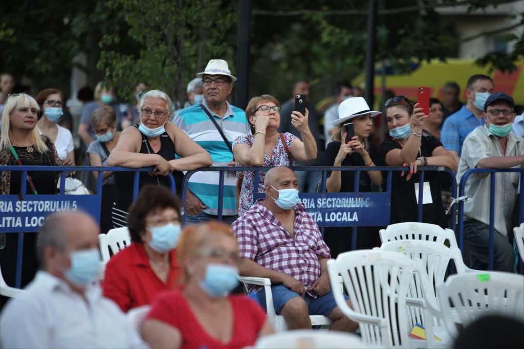 Public cuminte, dar înghesuit, la spectacol