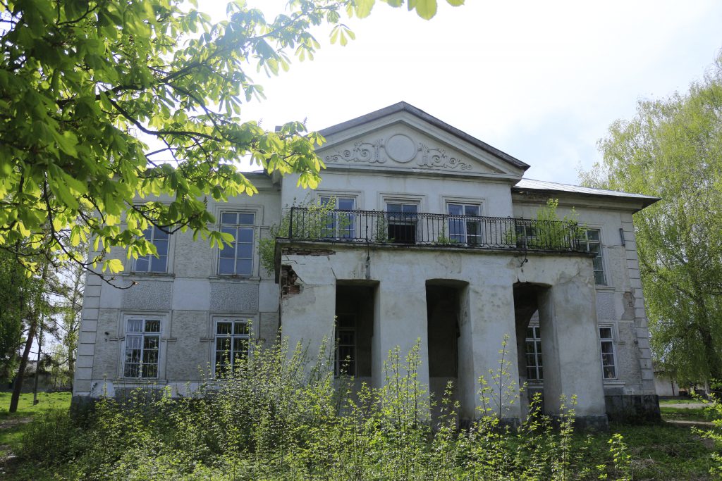 FOTO | Ministerul Culturii vrea să investească două milioane de euro într-un conac donat de descendenții familiei Sturdza. Va fi transformat în centru de formare și pregătire pentru restauratori