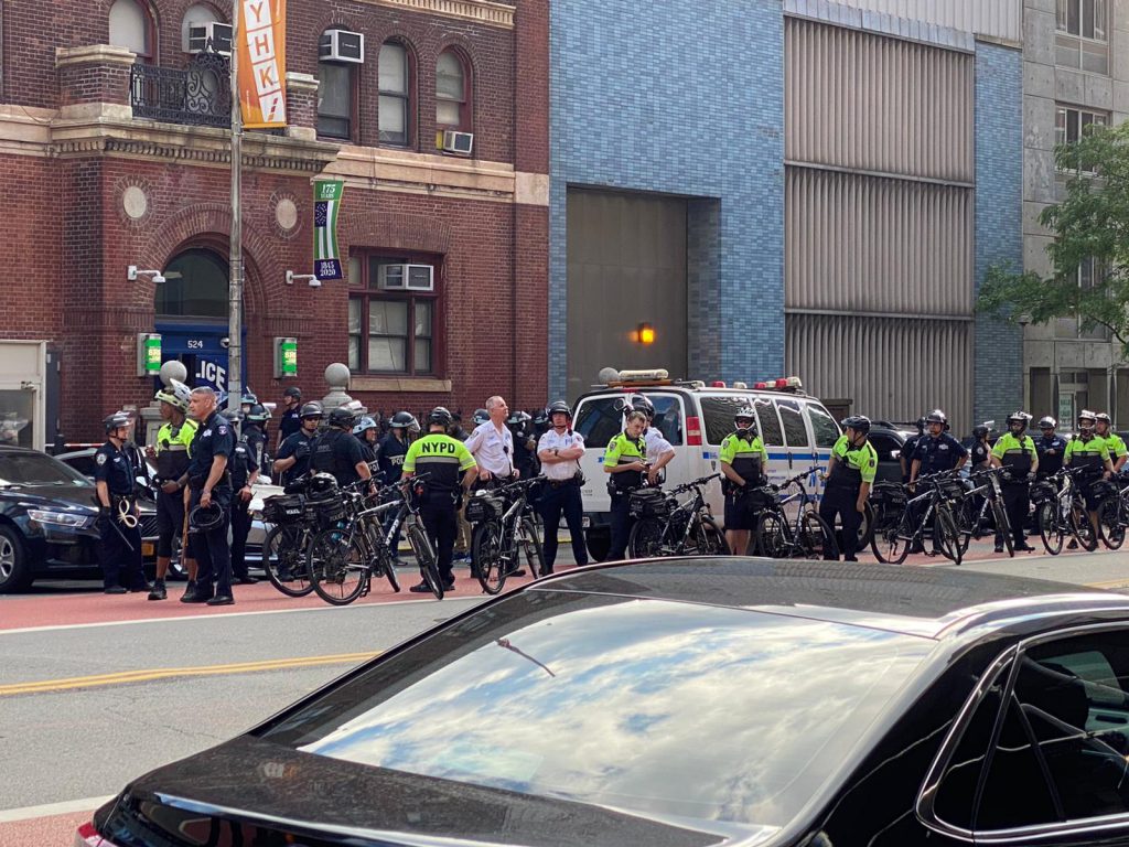 FOTO | Mărturia unui român aflat în New York în timpul protestelor: „Era să fiu închis în bancă, în timp ce muncitorii acopereau fațadele magazinelor cu scânduri”