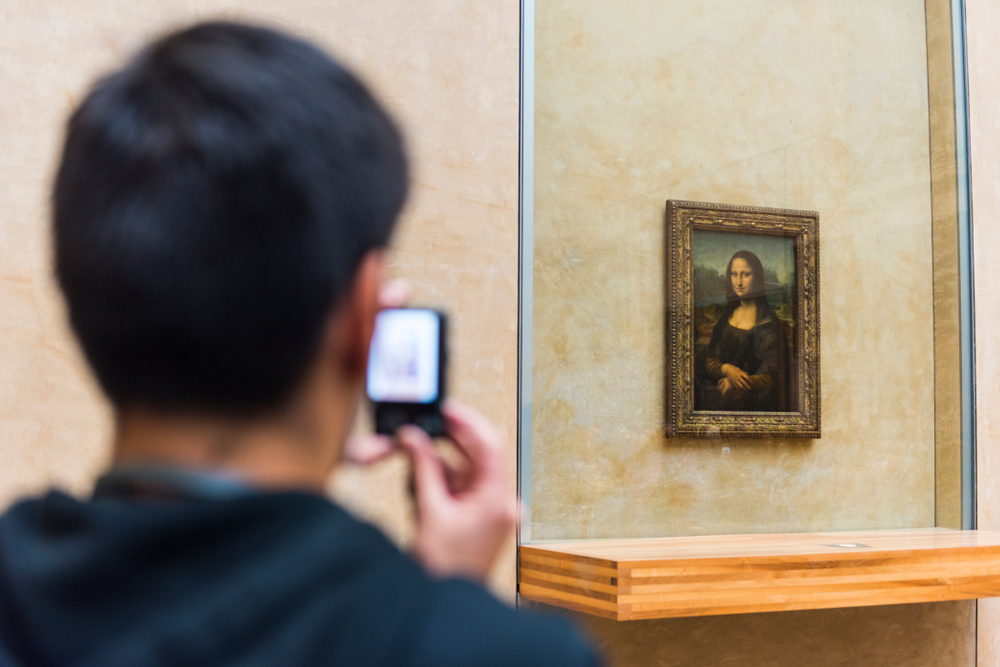 Pictura Mona Lisa expusă în muzeul Louvre, Paris