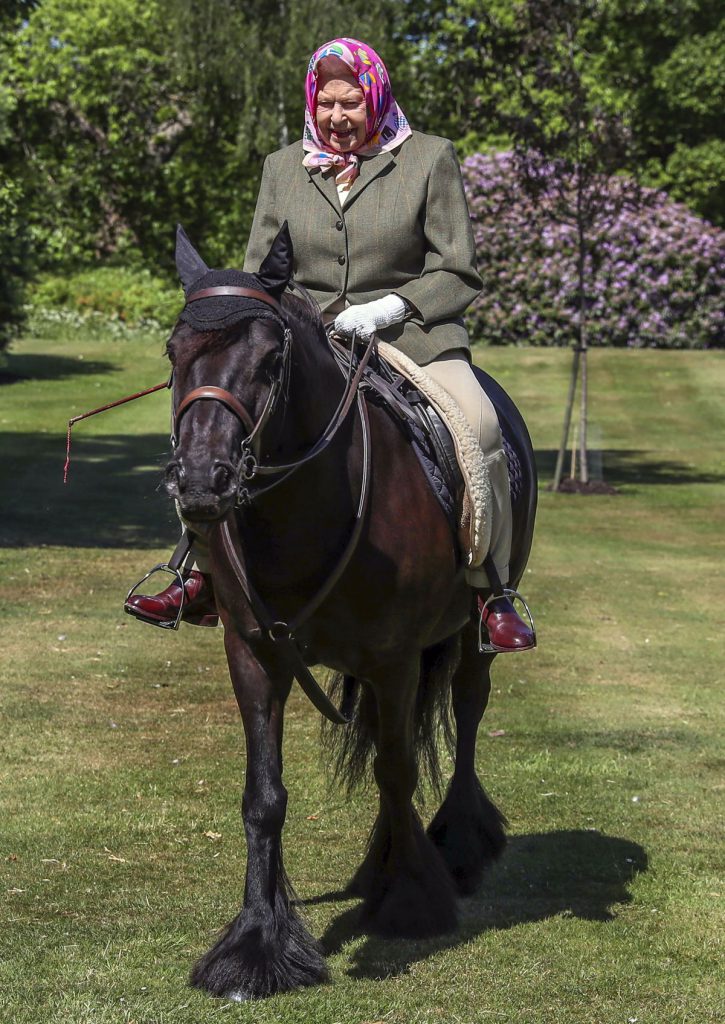 Prima apariţie a reginei Elisabeta a II-a după trei luni de izolare. Suverana de 94 de ani a călărit prin curtea Castelului Windsor