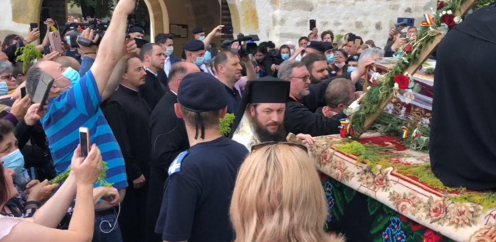 VIDEO | Mii de oameni, la pelerinajul Sfântului Ioan cel Nou din Suceava. Preoții și credincioșii au renunțat la măștile de protecție în cel mai mare focar de COVID din România