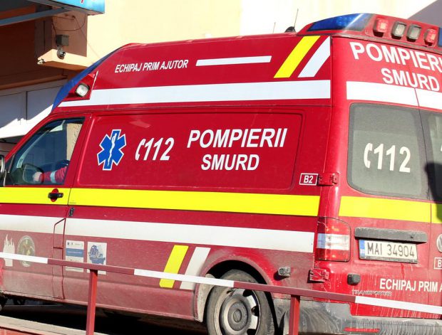 O adolescentă de 17 ani a căzut în gol de la etajul 4 al unui bloc din Deva