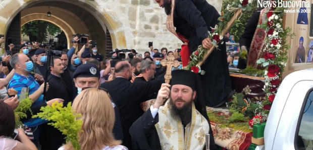 Primar Suceava: Sunt oameni care s-au vindecat ca urmare a trecerii cu moaştele Sfântului Ioan cel Nou pe lângă spitale