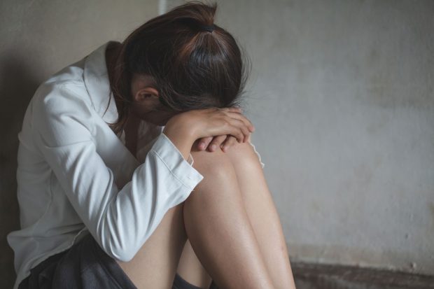 Povestea fetei din Buzău, scăpată din lanțurile cu care o țineau legată părinții și ajunsă în brațele unui pedofil. Ce pedepse au luat agresorii și unde se află acum adolescenta