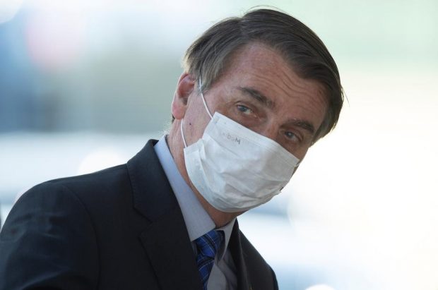 Președintele Braziliei zice că nu se vaccinează anti COVID-19. Bolsonaro, reticent la reacțiile adverse: ”Femei cu barbă” şi ”transformări în crocodil”