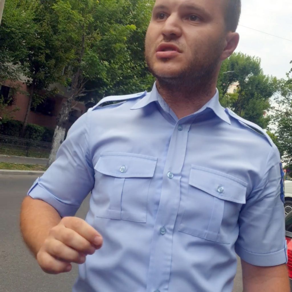 VIDEO | Mărturia celor amenințați cu încătușarea de un angajat al Poliției Locale Sector 4, deși nu avea dreptul: “S-a ținut cu mașina un kilometru”