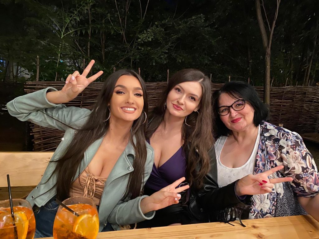Viviana Sposub are o soră cu 8 ani mai mare, dar cu care seamănă izbitor. „Ni s-a întâmplat să ne confunde și părinții, și iubiții”