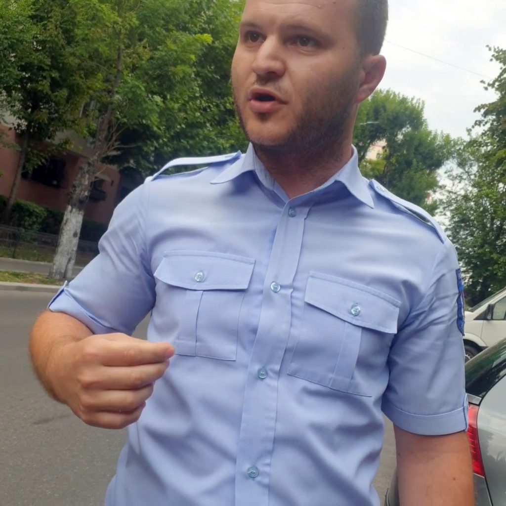 VIDEO | Mărturia celor amenințați cu încătușarea de un angajat al Poliției Locale Sector 4, deși nu avea dreptul: “S-a ținut cu mașina un kilometru”