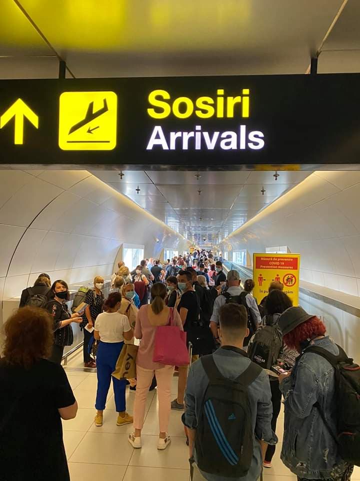 Sute de pasageri pe Aeroportul Otopeni, înghesuiți în tunel la intrarea în România. Doar doi reprezentanți DSP le iau declarațiile