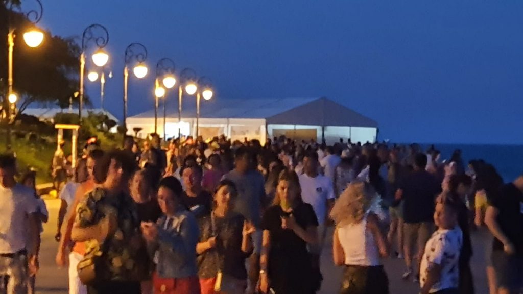 VIDEO | Cel mai aglomerat weekend pe litoral. Cum a arătat stațiunea Costinești azi-noapte