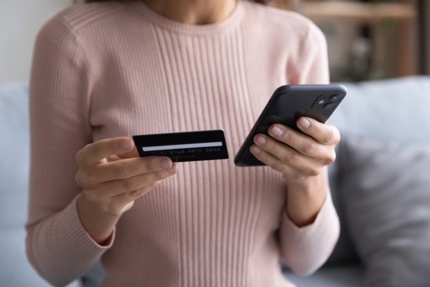 ”Fraudă romantică”. O britanică i-a dat 300.000 de lire unui bărbat cunoscut online, crezând că-și vor cumpăra o casă împreună
