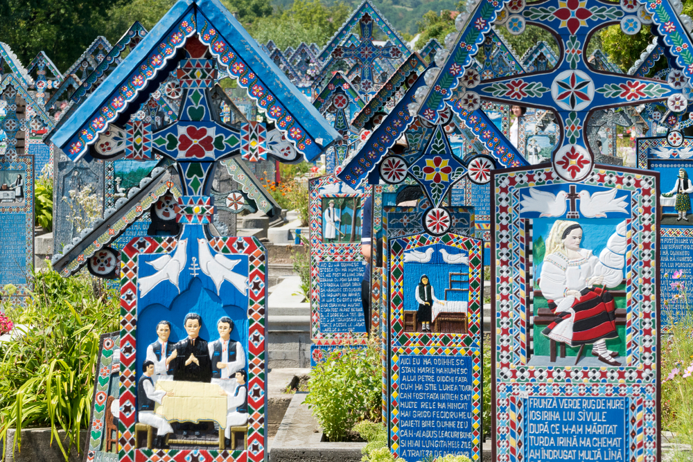 Cruci cu mesaje haiose din Cimitirul Vesel