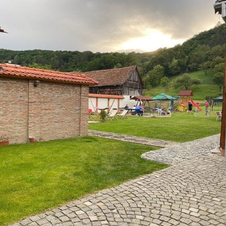 Gabi Mureșan s-a apucat de turism. Fostul fotbalist a transformat o casă săsească părăsită într-o pensiune
