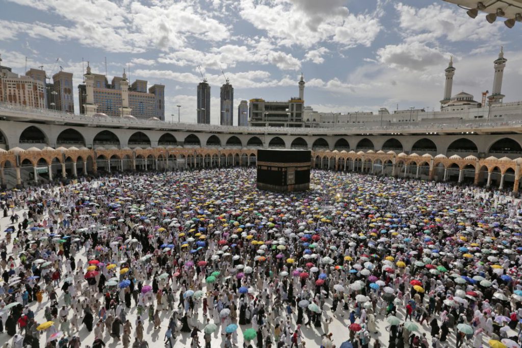 Cum arată marele pelerinaj de la Mecca în pandemia de COVID. Doar 10.000 de pelerini, față de 2,5 milioane anul trecut