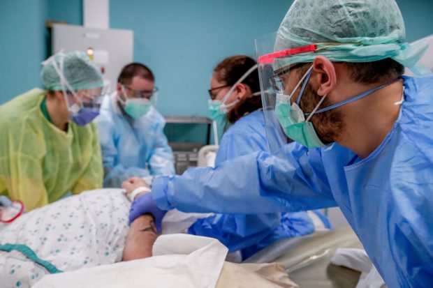Decizia pe care un spital din Texas e nevoit să o ia din cauza supraaglomerării: pacienții cu COVID cu șanse mici de supraviețuire sunt trimiși să moară acasă