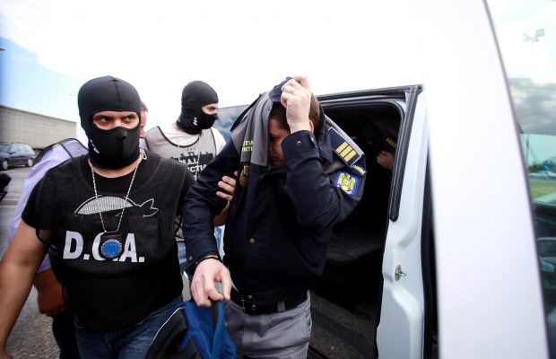O sută de persoane, audiate la DIICOT Ploieşti într-un dosar de trafic de droguri