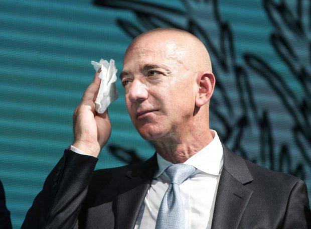 Jeff Bezos nu va mai fi CEO la Amazon. Cine îi ia locul