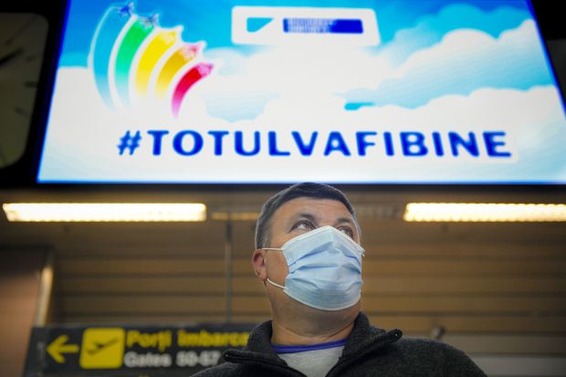 Măştile de protecţie nu vor mai fi obligatorii în călătoriile cu avionul