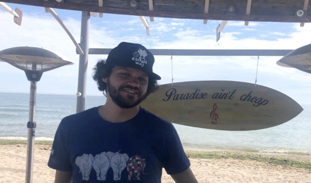 Cum s-au adaptat patronii teraselor din Vama Veche la restricțiile privind muzica impuse de autorități. Mesaj pentru turiști: “Ascultați marea!”
