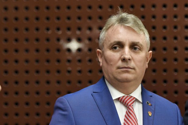 Lucian Bode, ministrul de Interne: Peste 1.000 de secții de poliție din mediul rural au toaleta în curte
