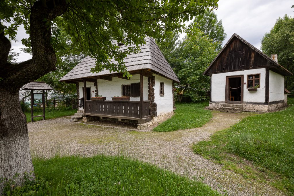 Cum a ajuns fiica fostului primar din Bran proprietar peste terenuri de mii de metri pătrați. Vrea 10.000 de euro pe lună, de la stat, ca să nu evacueze patrimoniul Muzeului Etnografic, pe care l-a închis