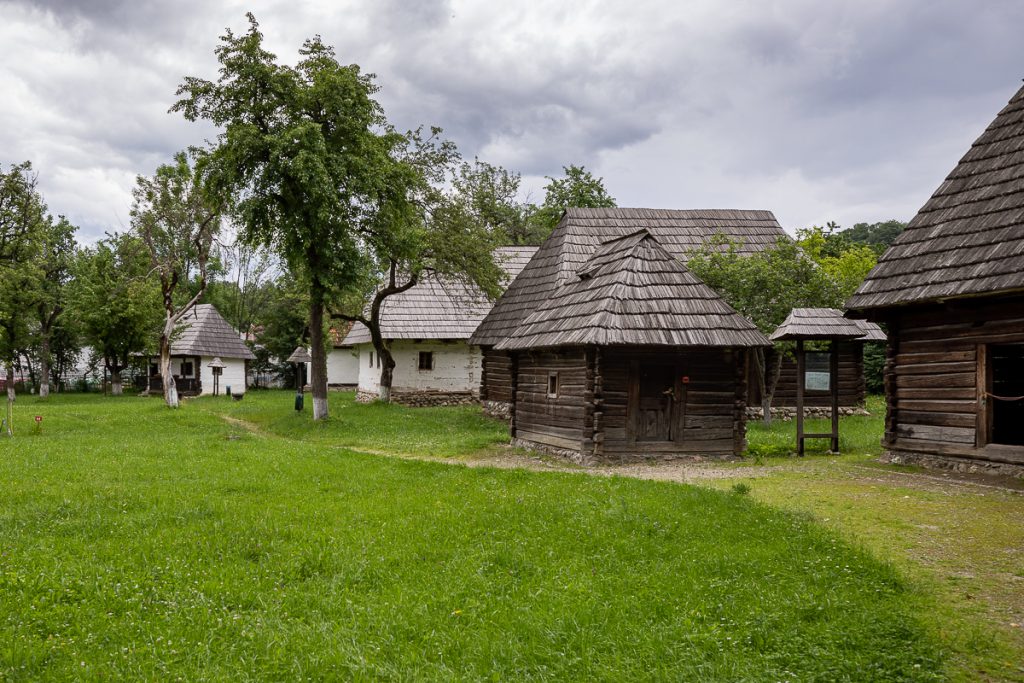 Cum a ajuns fiica fostului primar din Bran proprietar peste terenuri de mii de metri pătrați. Vrea 10.000 de euro pe lună, de la stat, ca să nu evacueze patrimoniul Muzeului Etnografic, pe care l-a închis