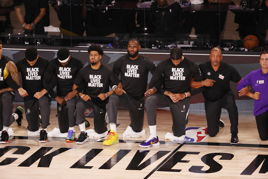 S-a reluat sezonul în NBA. Jucătorii au îngenuncheat împotriva rasismului