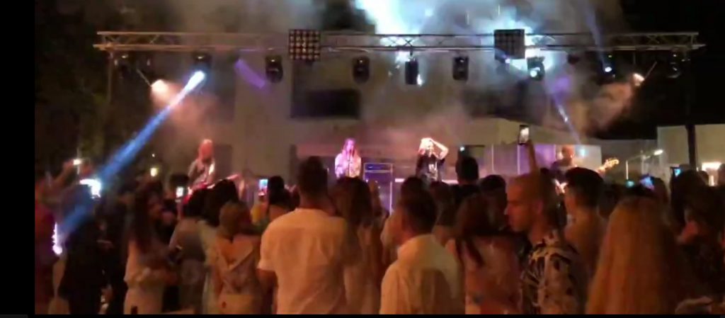 FOTO. Petrecerea despre care nu vrea să vorbească nimeni, după apariția cazurilor de COVID-19 la PRO TV: Andreea Esca și Delia, la mare, la un eveniment fără reguli sanitare