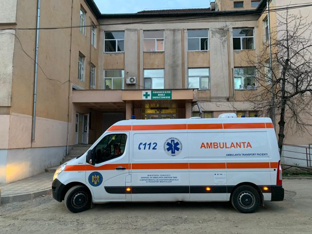 Patru membri ai unei familii din Timiş au ajuns la spital cu suspiciune de botulism, după ce au mâncat şuncă de porc preparată în propria gospodărie