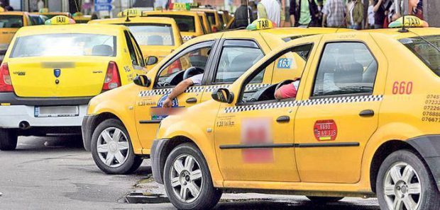 Taximetriştii vor „măsuri urgente” de  plafonare a preţului la carburanţi şi ameninţă cu proteste