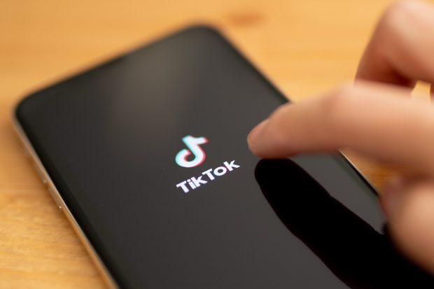 O tânără de 16 ani din SUA, salvată din mâinile răpitorului după ce a folosit un gest învățat de pe TikTok pentru a cere ajutor