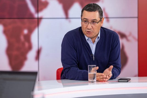Victor Ponta a înfiat o fetiță în vârstă de șase ani