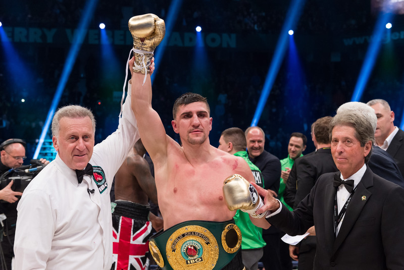 Complexul de apartamente al unui campion mondial de box a ars după ce un chiriaș a făcut grătar în sufragerie