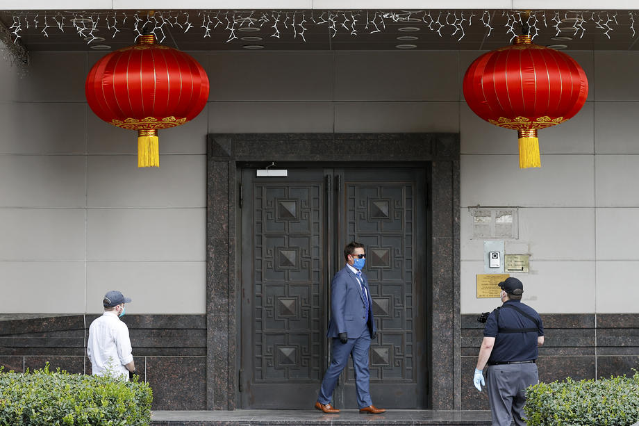 VIDEO | Tensiunile SUA - China escaladează. Agenții americani au intrat în consulatul chinez de la Houston, după expirarea ultimatumului