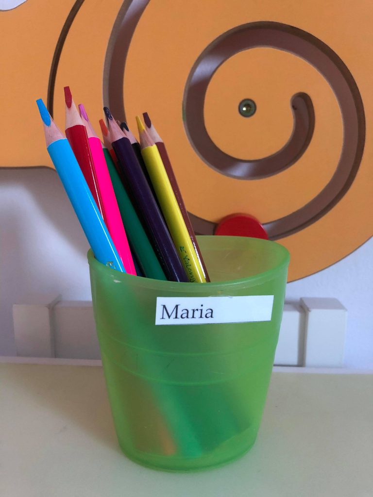Grădinița Madona Dudu din Craiova a pregătit pentru cei mici seturi de creioane colorate individuale