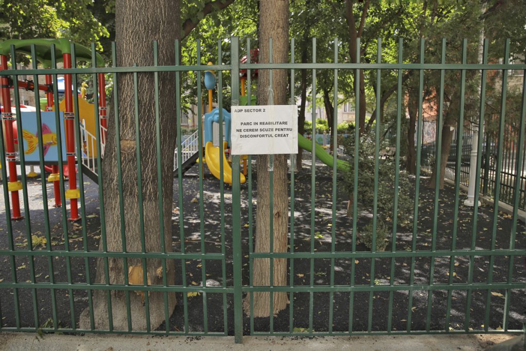 Lucrare în bătaie de joc: Trunchiurile de copaci, sufocate cu tartan într-un părculeț din București. „Acești arbori vor muri”