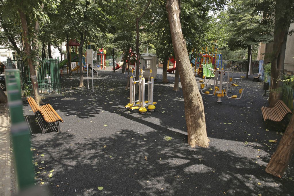 Lucrare în bătaie de joc: Trunchiurile de copaci, sufocate cu tartan într-un părculeț din București. „Acești arbori vor muri”