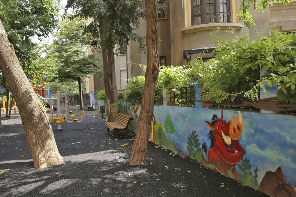 Lucrare în bătaie de joc: Trunchiurile de copaci, sufocate cu tartan într-un părculeț din București. „Acești arbori vor muri”