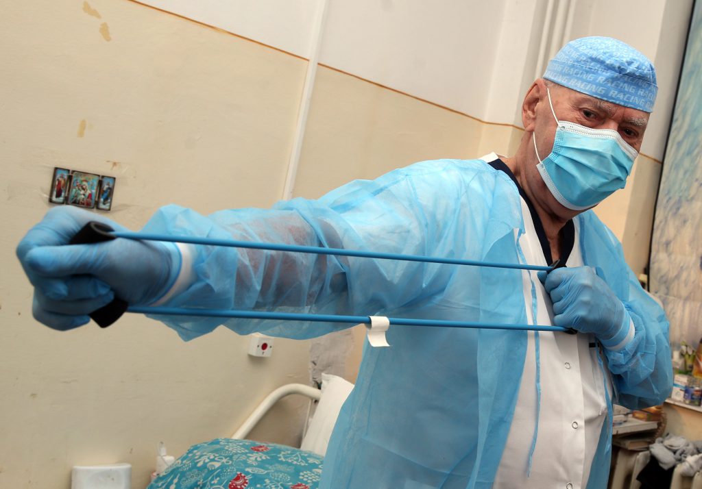 La 80 de ani, un medic de Terapie Intensivă s-a mutat în spital, în plină pandemie, ”să fie de ajutor”