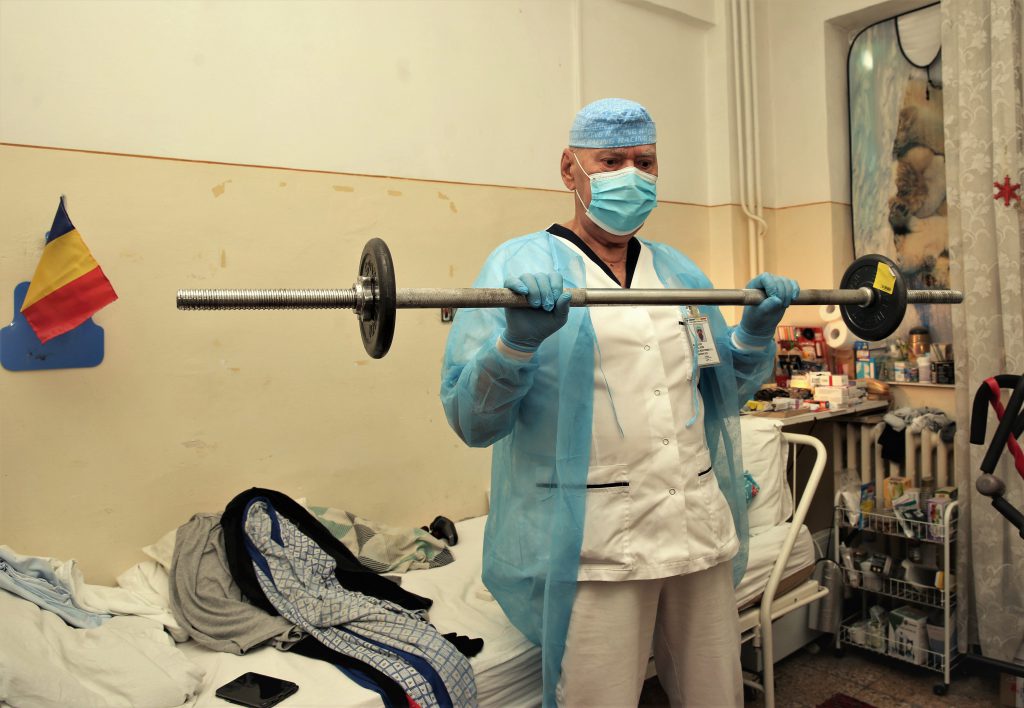 La 80 de ani, un medic de Terapie Intensivă s-a mutat în spital, în plină pandemie, ”să fie de ajutor”