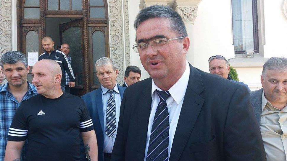 VIDEO | Primarul din Târgu Jiu şi fostul comandant al Poliţiei Gorj, contracandidați la alegeri, au început campania cu îmbrânceli și înjurături