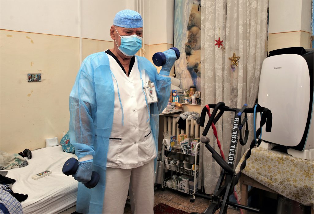 La 80 de ani, un medic de Terapie Intensivă s-a mutat în spital, în plină pandemie, ”să fie de ajutor”