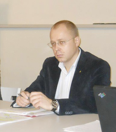 Lucrare în bătaie de joc: Trunchiurile de copaci, sufocate cu tartan într-un părculeț din București. „Acești arbori vor muri”
