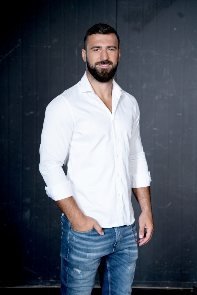 Andrei Stoica și fratele lui, Bogdan, sunt rivali în noul sezon al emisiunii “Ferma”, de la PRO TV. “Când eram mici ne puneam mănușile de iarnă și ne luptam prin casă”