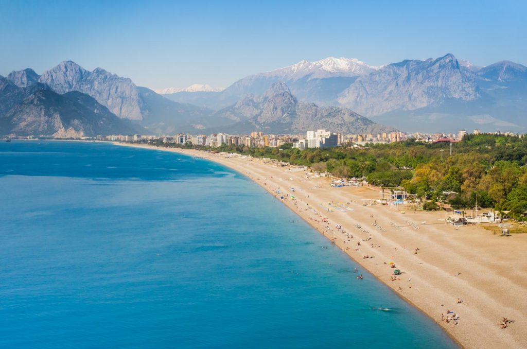 Turcia intră în prima carantină națională. Hotelier: „Dacă nu vin turiștii ruși, totul se va prăbuși”