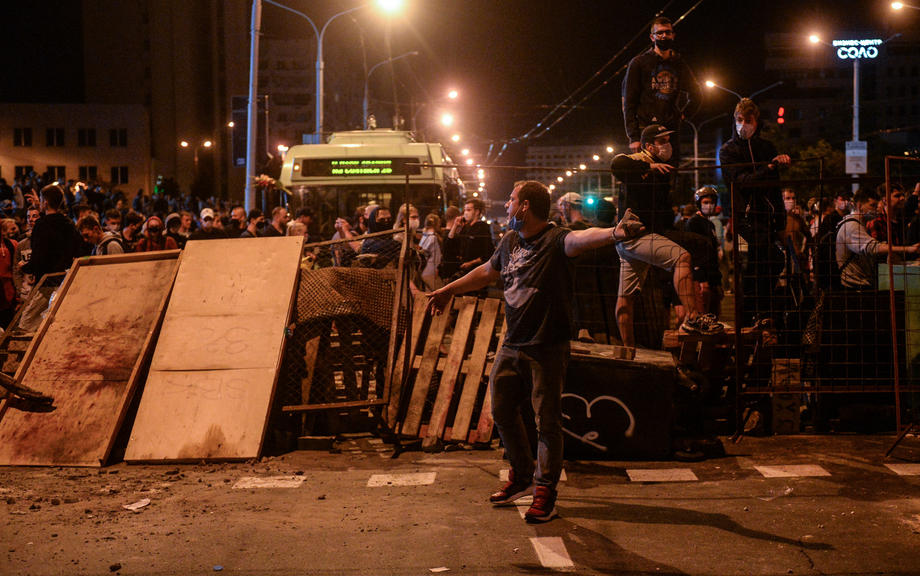 Proteste violente în Belarus, pentru a doua noapte. Un protestatar a murit, iar mai mulți au fost răniți. Internetul, tăiat de autorități