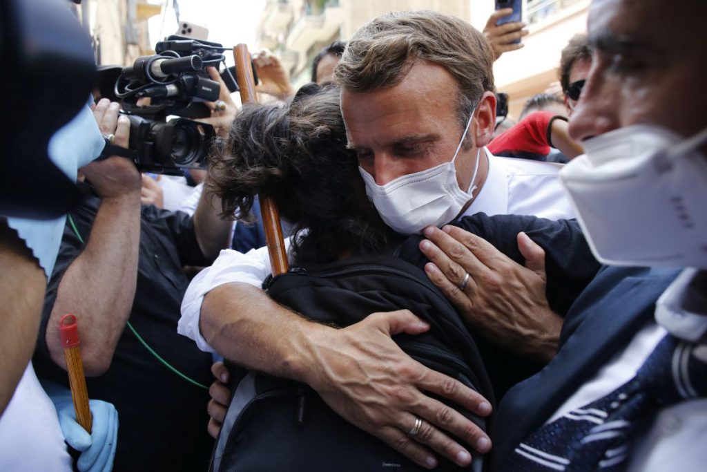 Emmanuel Macron la Beirut, la două zile după explozii FOTO: EPA