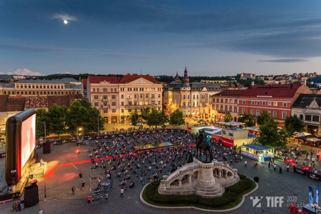 Pasiuni contra COVID. Imagini de la festivalul TIFF din Cluj, unde mii de oameni se uită la filme în aer liber, respectând măsurile